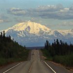 Para ir por carretera hay que usar la Alaskan Highway