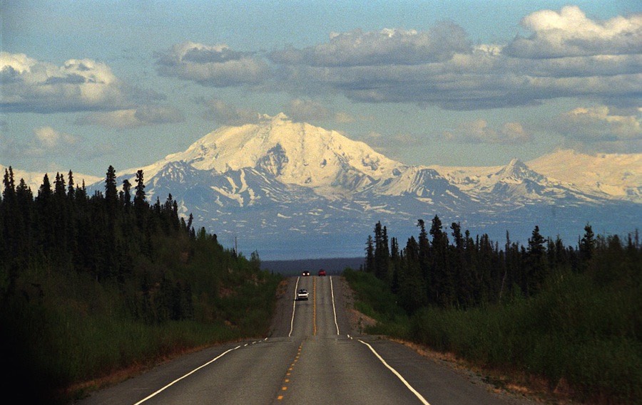 Para ir por carretera hay que usar la Alaskan Highway 